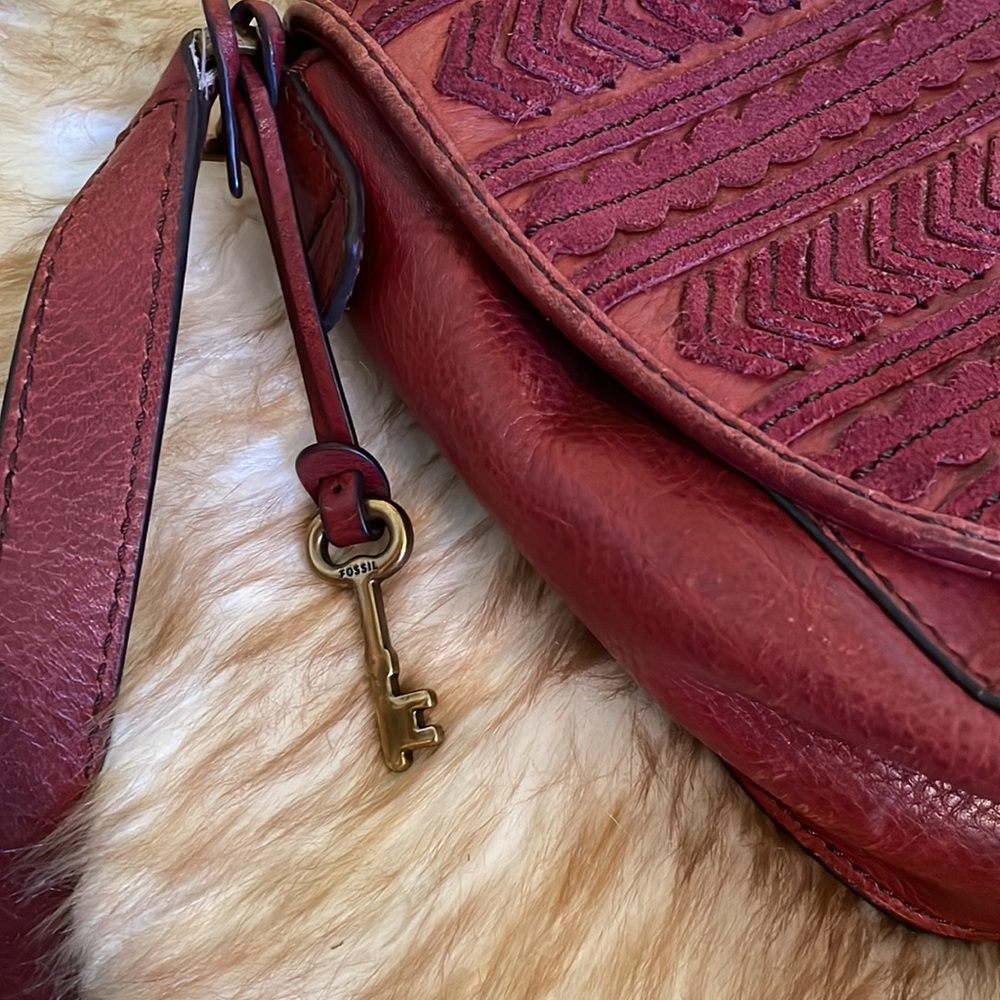 Burgundy fossil crossbody purse with tassel - Picture 5 of 8